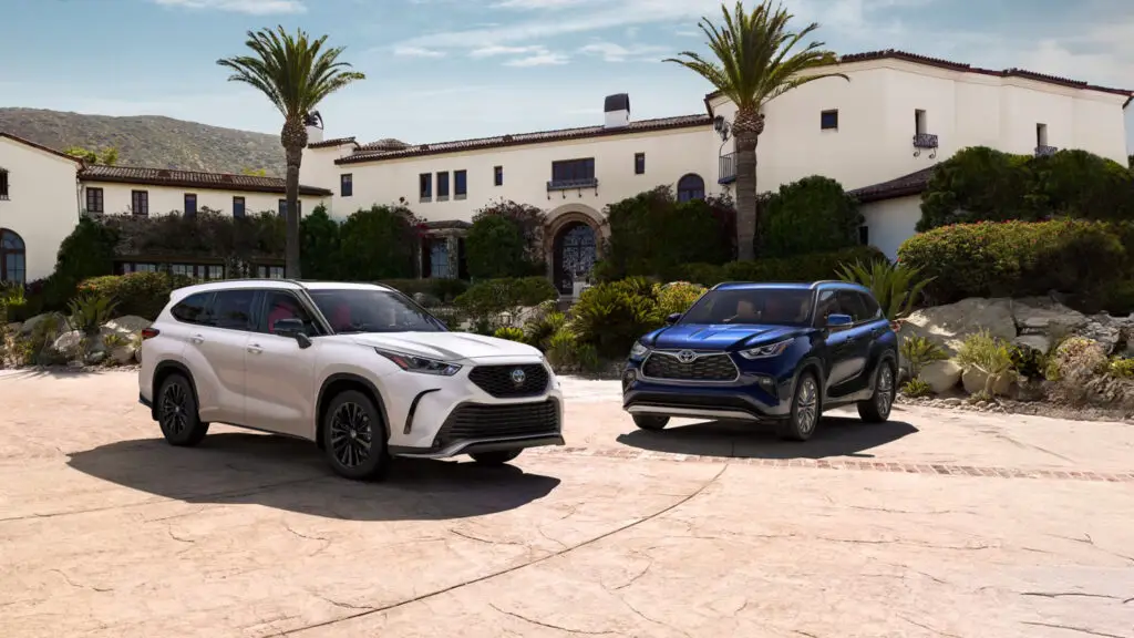Side view of the 2025 Toyota Highlander showcasing its bold exterior design and updated LED headlights